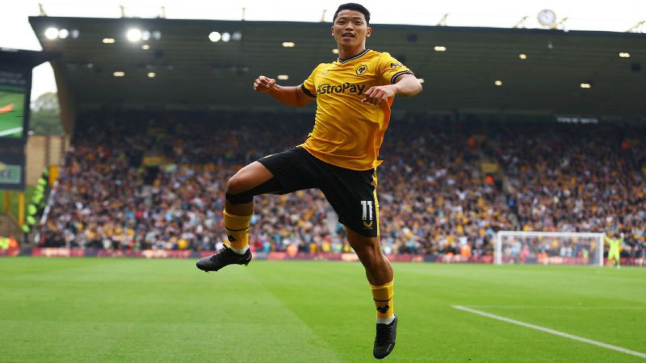 Pesepak bola Wolverhampton Wanderers Hwang Hee-chan melakukan selebrasi setelah mencetak gol ke gawang Liverpool dalam laga lanjutan Liga Inggris, di Stadion Molineux, Wolverhampton, Inggris, Sabtu (16/9/2023). ANTARA FOTO/Reuters-Matthew Childs/hp.