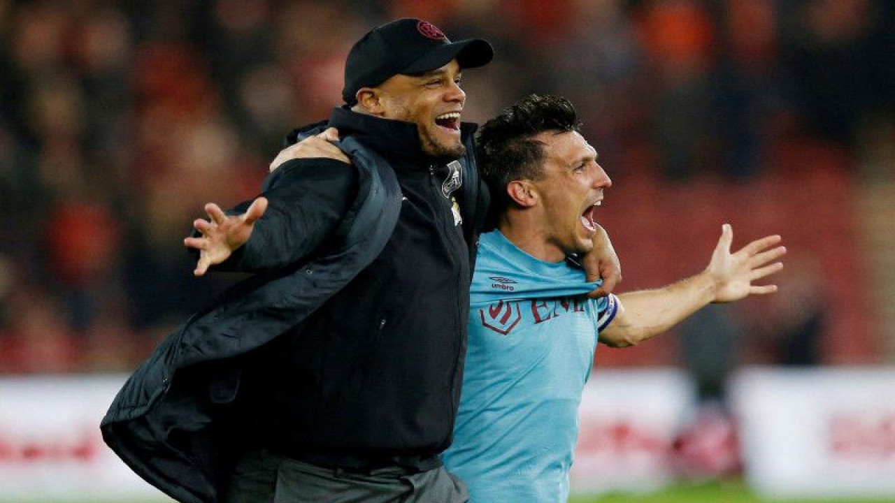 Pelatih sepak bola Burnley Vincent Kompany (kiri) bersama Jack Cork melakukan selebrasi setalah memastikan timnya memastikan promosi ke Premier League ​​​​​​​usai bertanding melawan Middlesbrough, di Stadion Riverside, Middlesbrough, Inggris, Sabtu (7/4/2023). Burnley meraih tiket promosi ke Premier League ​​​​​​​setelah mengalahkan Middlesbrough 2-1. ANTARA FOTO/Reuters-Craig Brough/hp.Pelatih sepak bola Burnley Vincent Kompany (kiri) bersama Jack Cork melakukan selebrasi setalah memastikan timnya memastikan promosi ke Premier League ​​​​​​​usai bertanding melawan Middlesbrough, di Stadion Riverside, Middlesbrough, Inggris, Sabtu (7/4/2023). Burnley meraih tiket promosi ke Premier League ​​​​​​​setelah mengalahkan Middlesbrough 2-1. ANTARA FOTO/Reuters-Craig Brough/hp.