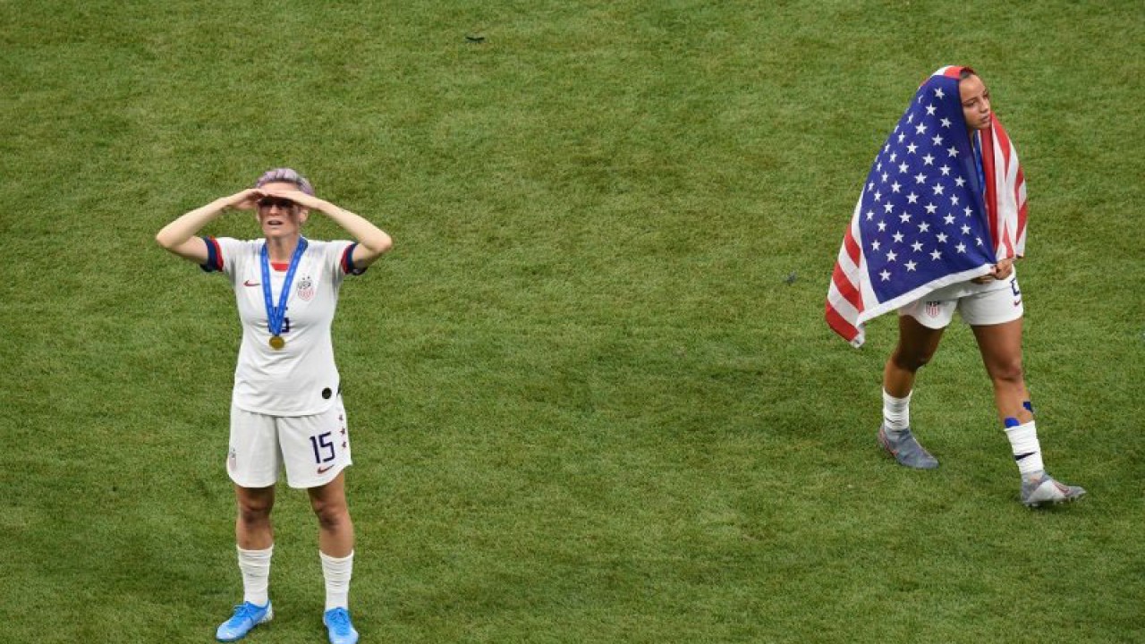 Kapten tim nasional putri Amerika Serikat Megan Rapinoe menyapu pandangnya ke tribun penonton selepas menjuarai Piala Dunia Putri 2019 dengan mengalahkan Belanda 2-0 di partai final di Stadion Groupama, Lyon, Prancis, Minggu (7/7/2019) setempat. (ANTARA/AFP/Jean-Philippe Ksiazek)
