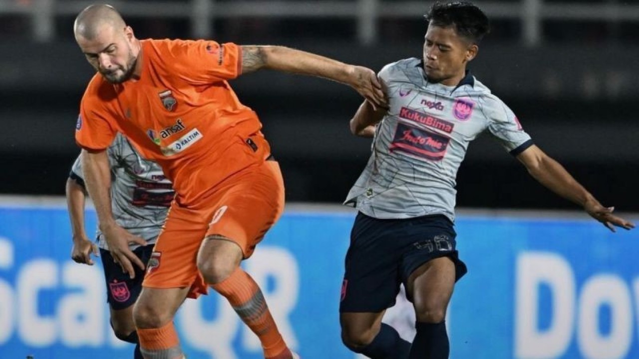 Pemain Borneo FC Wilem Jan Pluim dihadang pemain PSIS Semarang pada pertandingan Liga 1 di Stadion Segiri Samarinda ( HO- Media officer Borneo FC)