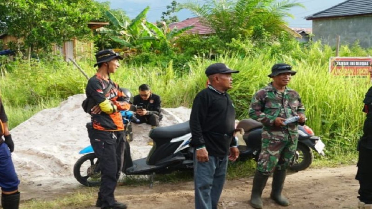 Plt Kepala BPBD Kota Palangka Raya, Berlianto (kanan) saat memimpin pembersihan lingkungan di Palangka Raya. (ANTARA/HO-Dokumentasi Pribadi)
