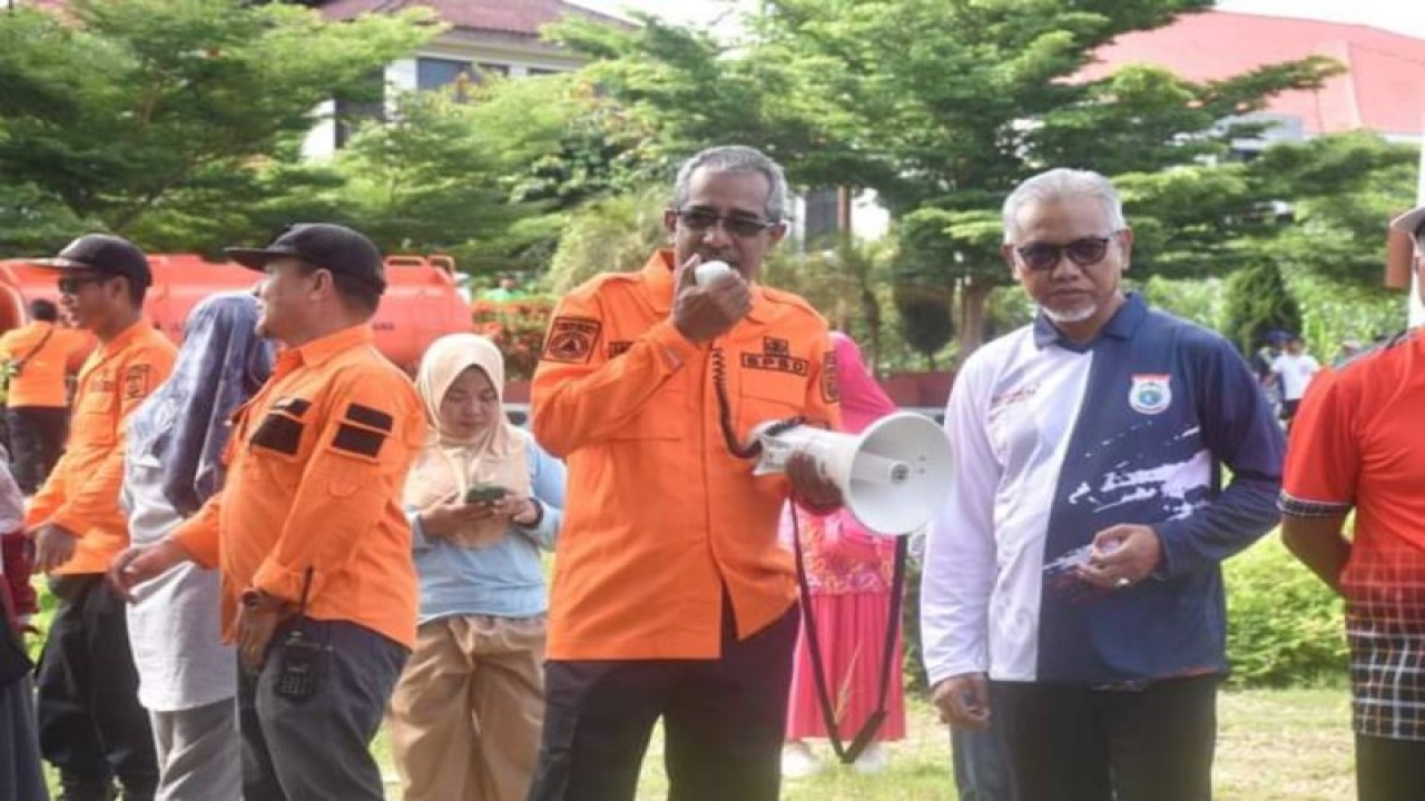 Badan Penanggulangan Bencana Daerah (BPBD) Provinsi Sulawesi Barat (Sulbar) melakukan simulasi evakuasi ketika terjadi bencana gempa di Mamuju, Sabtu (10/12/2023) ANTARA Foto/ M Faisal Hanapi