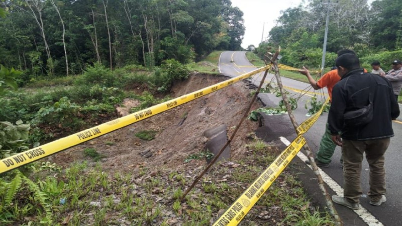 Tanah longsor di ruas jalan nasional Putussibau-Nanga Erak di wilayah Kabupaten Kapuas Hulu, Kalimantan Barat menuju Kalimantan Timur. ANTARA/HO-BPBD Kapuas Hulu