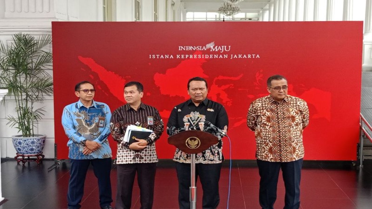 Anggota I BPK Nyoman Adhi Suryadnyana (ketiga dari kanan) memberikan keterangan kepada wartawan di Istana Kepresidenan Jakarta, Jumat (8/12/2023). ANTARA/Rangga Pandu Asmara Jingga