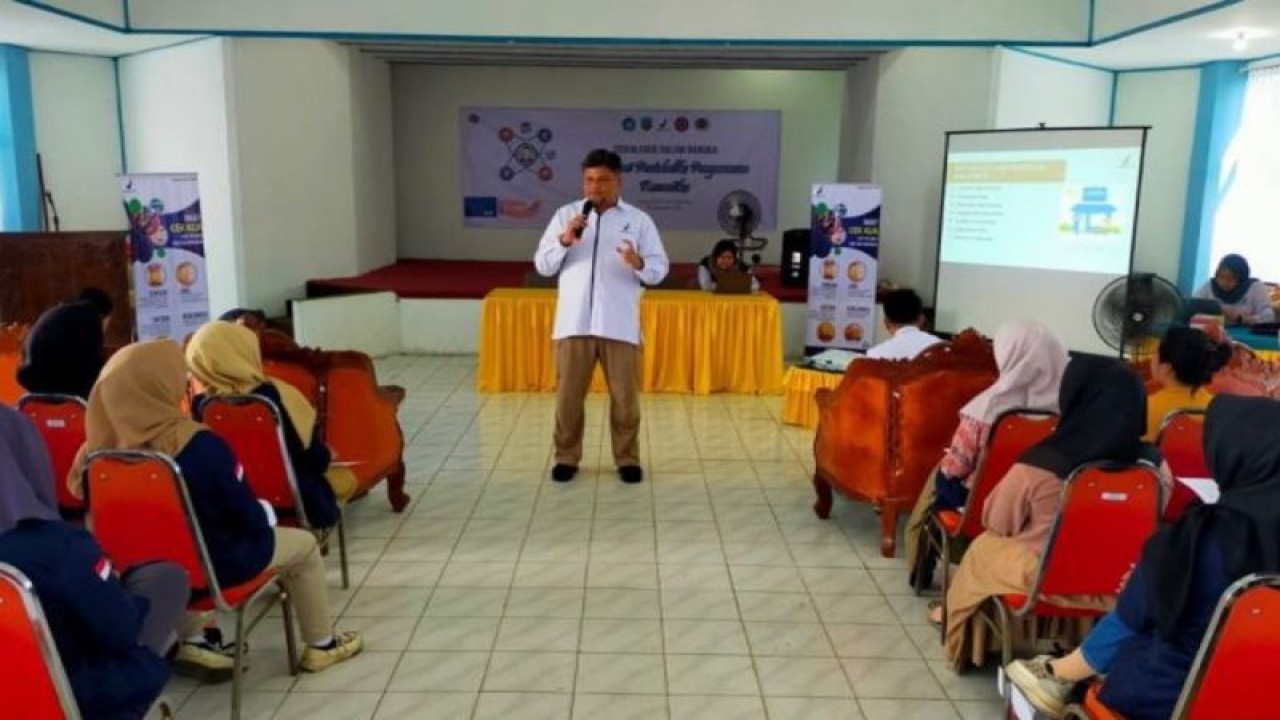 Badan Pengawas Obat dan Makanan (BPOM) Tanah Bumbu mensosialisasikan kolaborasi pentaheliks untuk pengawasan produk kosmetik di Kotabaru, Kalimantan Selatan, Selasa (5/12/2023). (ANTARA/Ahsin)