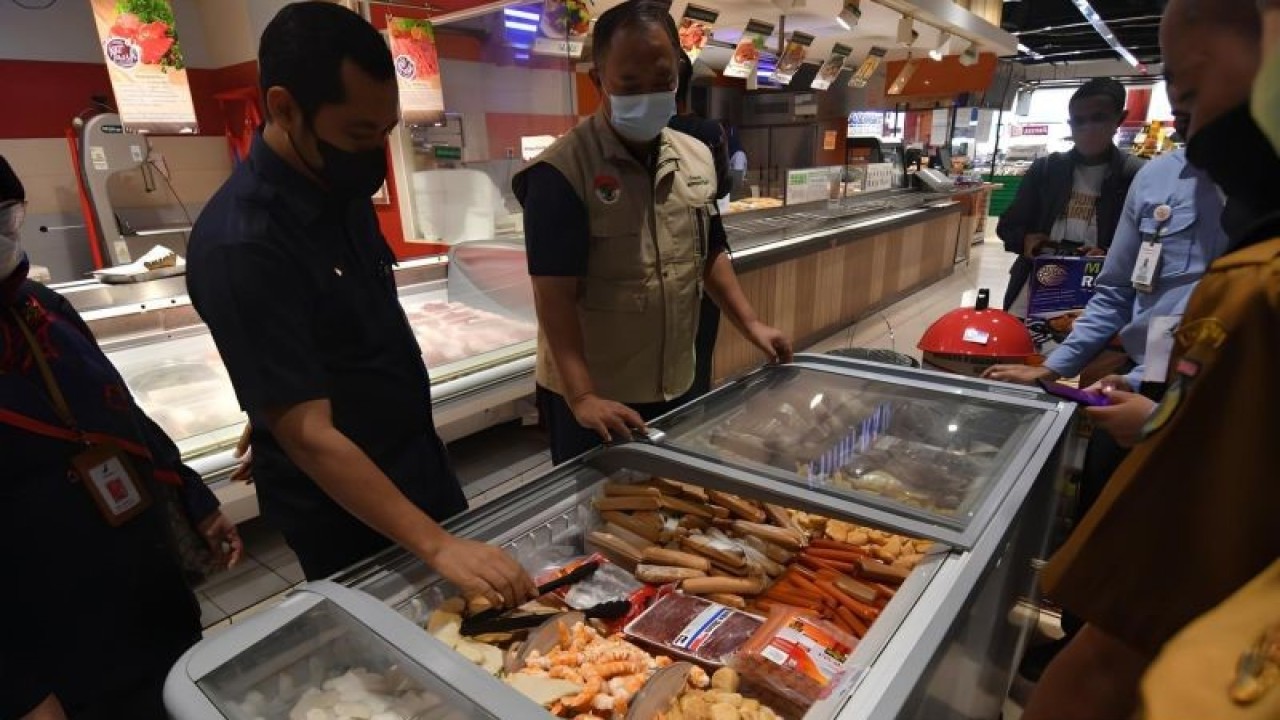 Ilustrasi - Petugas memeriksa produk bahan makanan yang dijual di salah satu pusat perbelanjaan menjelang perayaan Natal dan Tahun Baru di Palu, Sulawesi Tengah, Senin (20/12/2021). (ANTARA/Mohamad Hamzah)