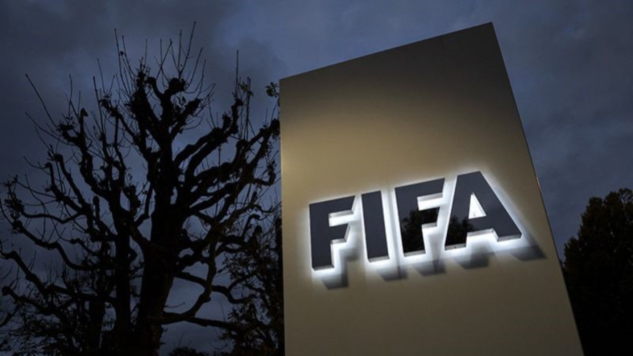 Logo FIFA di depan kantor pusatnya di Zurich, Swiss. ANTARA/AFP/Fabrice Coffrini/aa. (AFP/FABRICE COFFRINI)