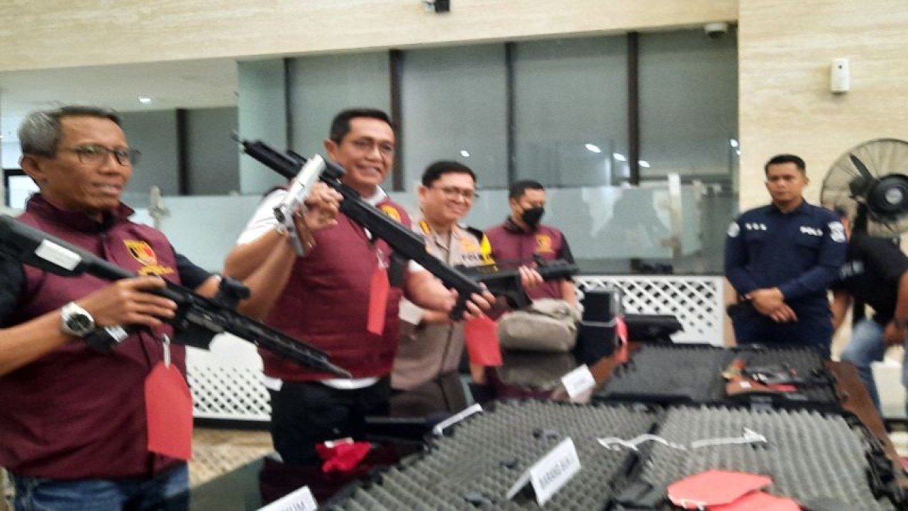 Dirtipidum Bareskrim Polri Brigjen Pol. Djuhandhani Rahardjo Puro (tengah) saat memperlihatkan barang bukti senjata api dalam kasus kepemilikan senjata api ilegal oleh tersangka Dito Mahendra di Bareskrim Polri, Jakarta, Kamis (21/12/2023). (ANTARA/Laily Rahmawaty)