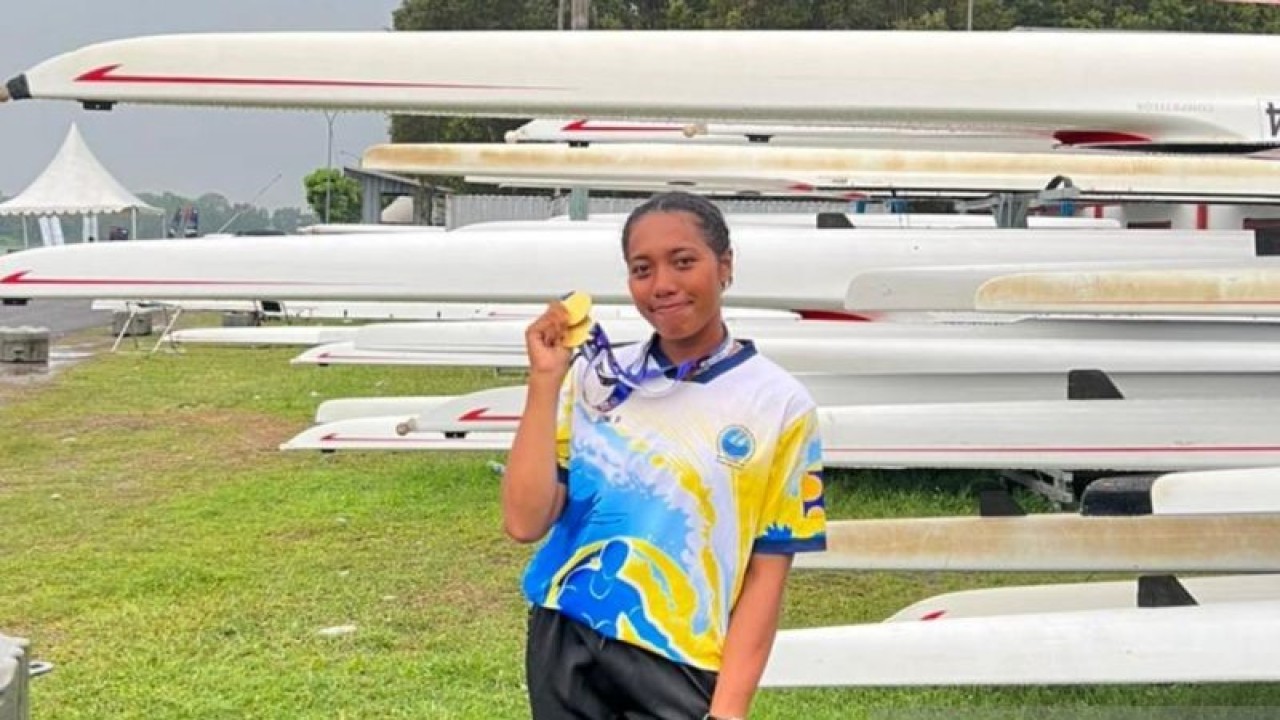 Bripda Ani Pettipeiluhu peraih medali emas untuk Maluku pada Kejurnas Dayung di Jawa Barat (Antara/HO-PODSI Maluku)