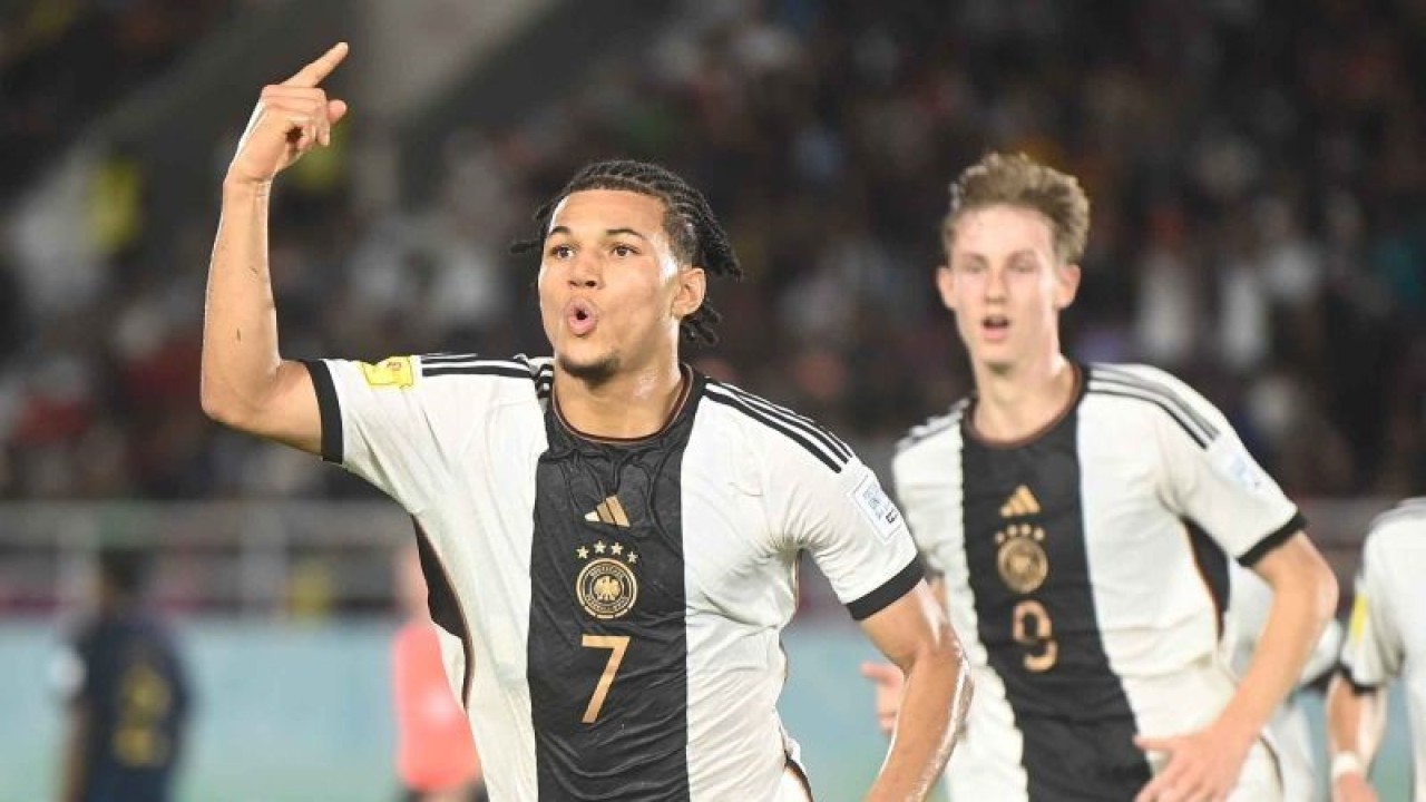 Pesepak bola Timnas Jerman Paris Brunner (kiri) meluapkan kegembiraannya seusai berhasil mencetak gol penalti ke gawang Timnas Prancis pada pertandingan babak final Piala Dunia U-17 2023 di Stadion Manahan, Solo, Jawa Tengah, Sabtu (2/12/2023). ANTARA FOTO/Akbar Nugroho Gumay/nym.