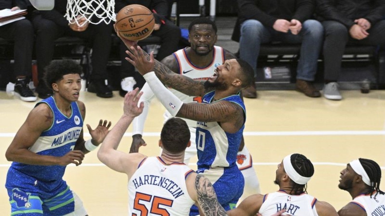 Pebola basket Milwaukee Bucks Damian Lillard berusaha menjaringkan bola saat melawan New York Knicks dalam laga NBA In-Seasons Tournament di Fisery Forum, Milwaukee, Wisconsin, AS, Selasa (5/12/2023). Bucks menang 146-122 atas Knicks. ANTARA FOTO/USA TODAY Sports via Reuters Con/Michael McLoone/foc.
