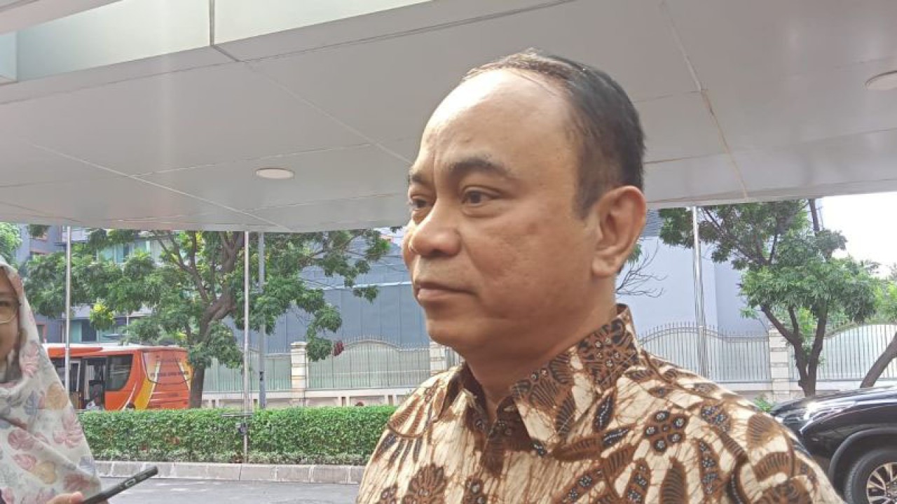 Menteri Komunikasi dan Informatika (Menkominfo) Budi Arie Setiadi berbincang dengan awak media di Jakarta, Rabu (13/12/2023). (ANTARA/Pamela Sakina)