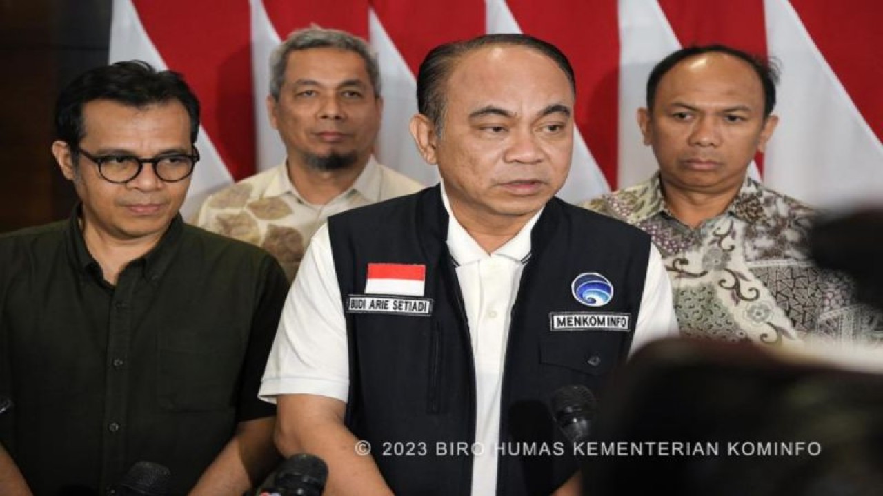 Menteri Komunikasi dan Informatika Budi Arie Setiadi (dua kanan) memberikan pernyataan kepada media di Ruang VIP Terminal 3 Bandara Soekarno-Hatta, Tangerang, Banten, Jumat (29/12/2023). (ANTARA/HO-Kemenkominfo)