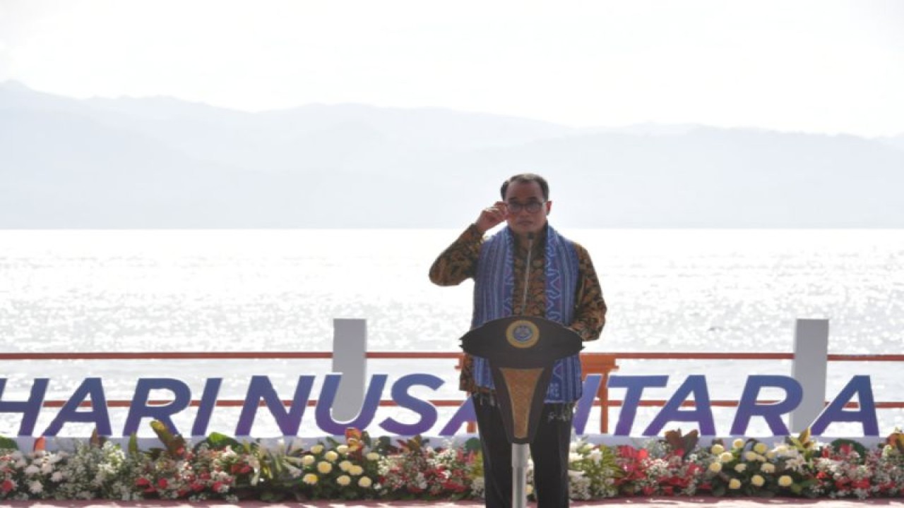 Menteri Perhubungan Budi Karya Sumadi saat puncak peringatan Harnus 2023 di kawasan wisata Pantai Tugulufa, Kota Tidore Kepulauan, Provinsi Maluku Utara (Malut), Rabu (13/12/2023). (ANTARA/HO)