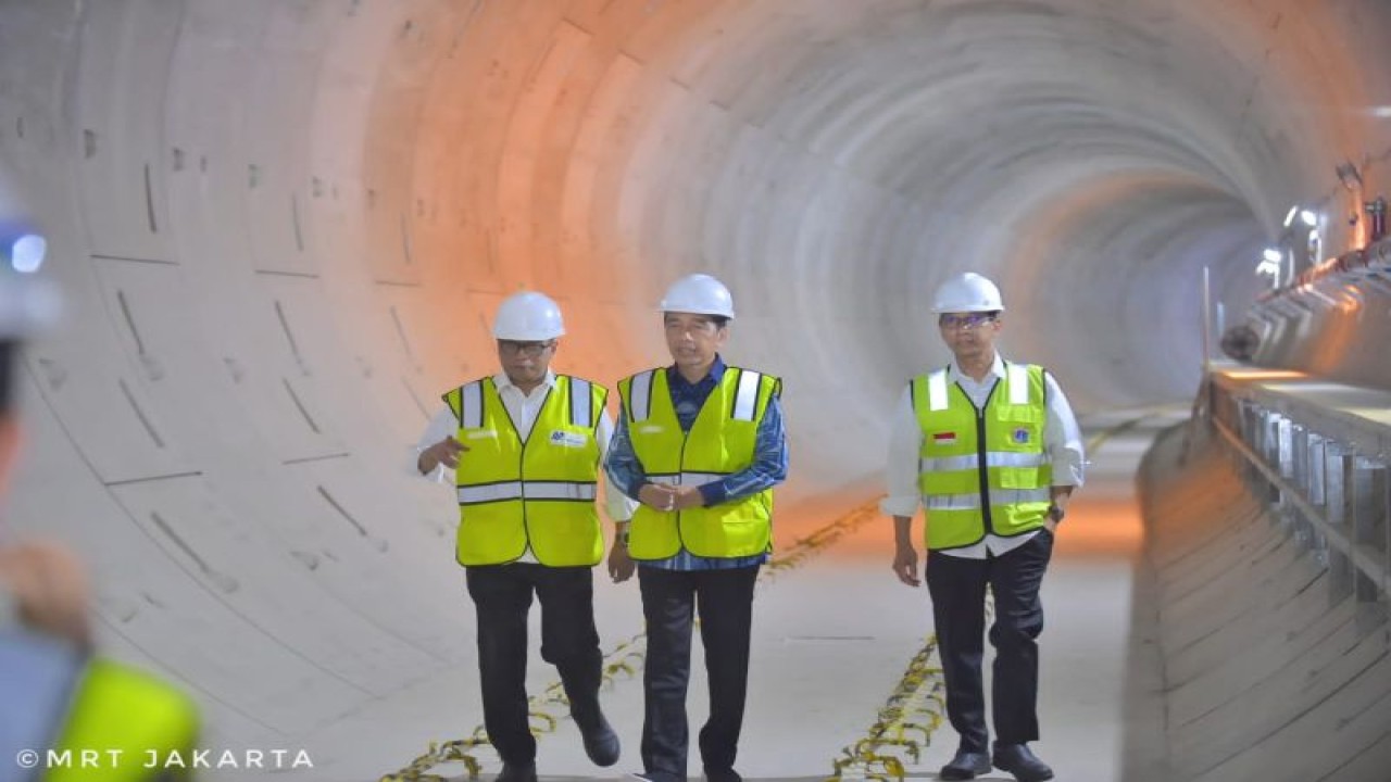 Menteri Perhubungan Budi Karya Sumadi (kiri) saat mendampingi Presiden Joko Widodo meninjau proyek MRT di Jakarta, Jumat (15/12/2023). ANTARA/HO-Kemenhub.