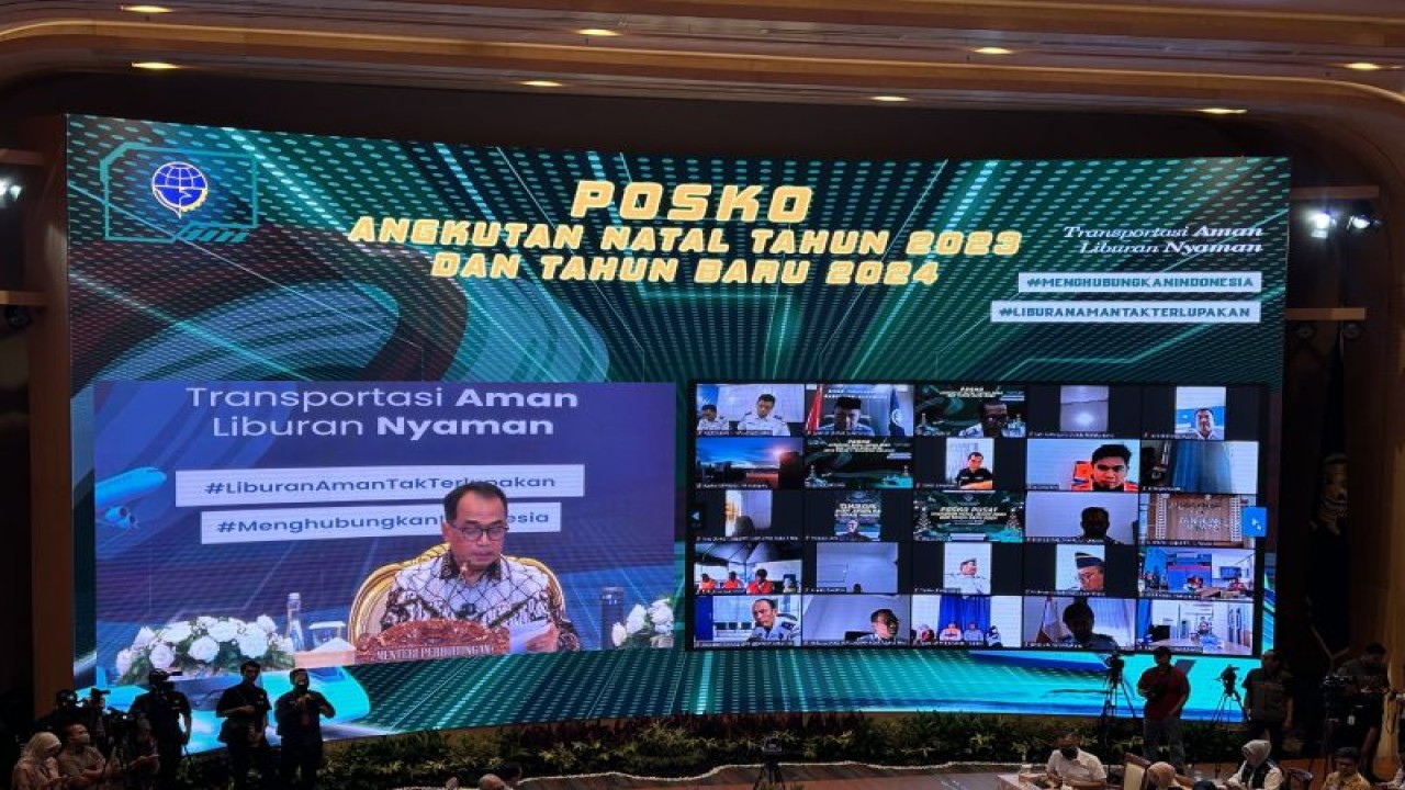 Menteri Perhubungan Budi Karya Sumadi (kiri) dalam Pembukaan Posko Pusat Angkutan Natal Tahun 2023 dan Tahun Baru 2024 di Kantor Kementerian Perhubungan, Jakarta, Selasa (19/12/2023). ANTARA/Kuntum Riswan.