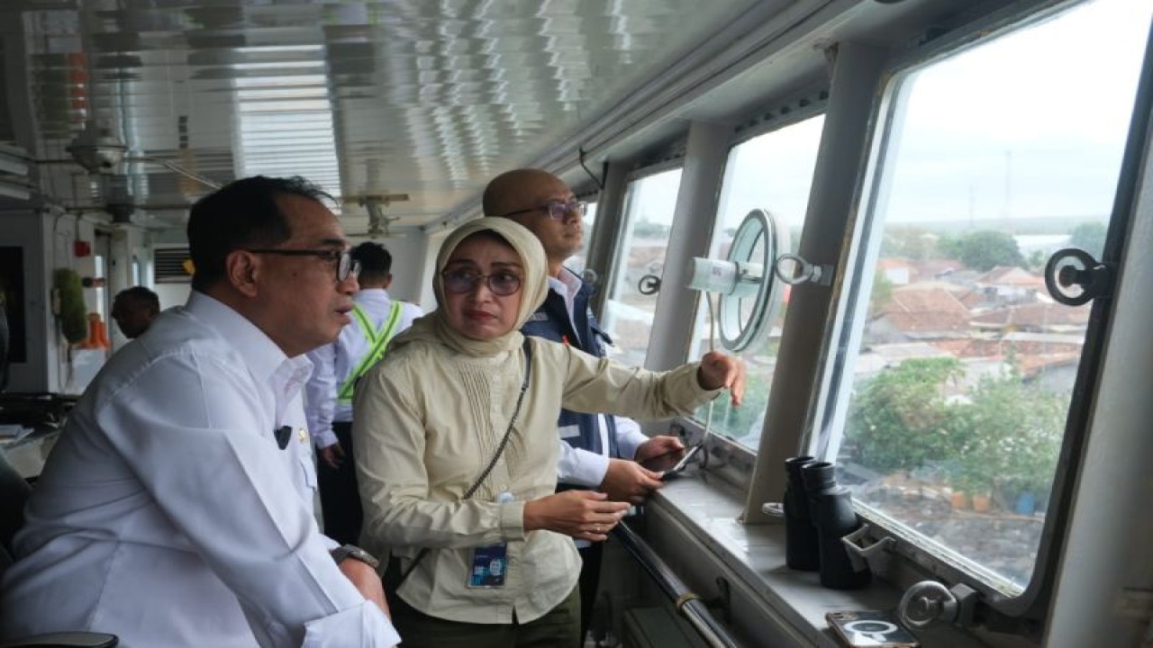 Menteri Perhubungan Budi Karya Sumadi (kiri) bersama Direktur Utama PT ASDP Indonesia Ferry (Persero) Ira Puspadewi saat meninjau Pelabuhan Ketapang, Banyuwangi, dan Pelabuhan Gilimanuk, Bali, Sabtu (16/12/2023). ANTARA/HO-ASDP