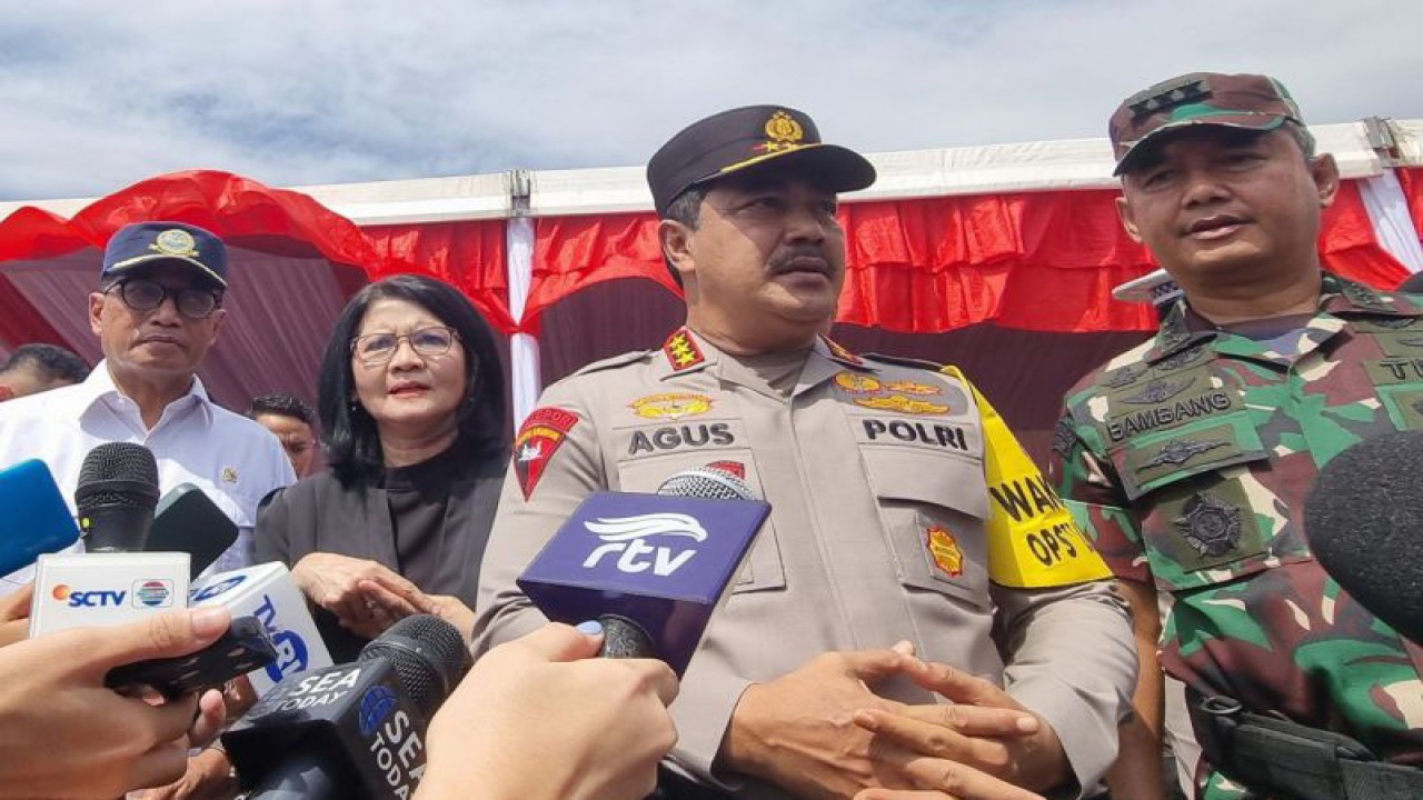Menteri Perhubungan, Budi Karya (kiri), Wakil Kepala Polri, Komisaris Jenderal Polisi Agus Andrianto (tengah), dan Kepala Staf Umum TNI, Letnan Jenderal TNI Bambang Ismawan (kanan), menjawab pertanyaan media usai apel Operasi Lilin 2023 di Monas, Jakarta, Kamis (21/12). ANTARA/Hana Kinarina