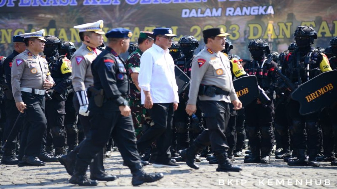 Menteri Perhubungan Budi Karya Sumadi (tengah) saat menghadiri kegiatan apel pasukan Operasi Lilin dalam rangka pengamanan Hari Raya Natal 2023 dan Tahun Baru 2024 di Jakarta, Kamis (21/12/2023). ANTARA/HO-Kemenhub