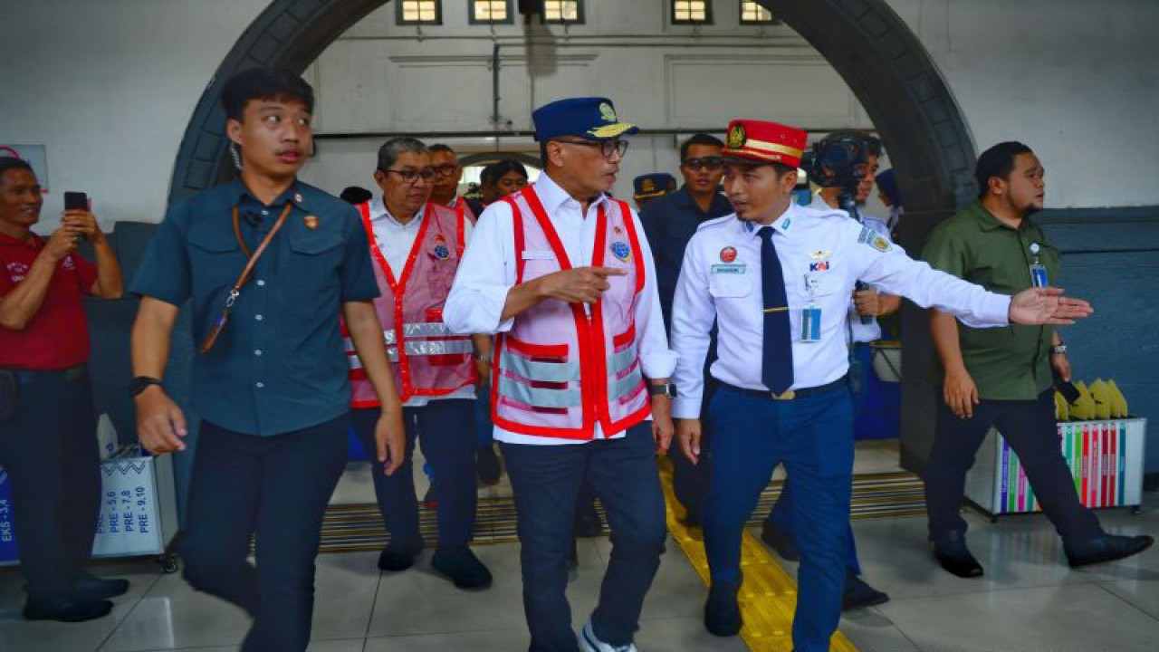 Menhub Budi Karya Sumadi saat meninjau Stasiun Pasar Senen, Jakarta, Minggu (24/12) malam. (ANTARA/HO-Kemenhub)