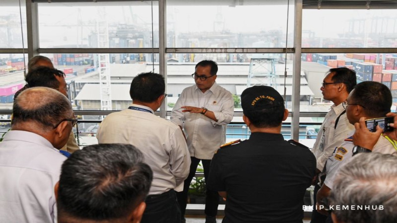 Menhub Budi Karya Sumadi (tengah) saat meninjau implementasi program "National Logistic Ecosystem" (NLE) di Pelabuhan Tanjung Priok, Jakarta, Selasa (26/12/2023). ANTARA/HO-BKIP Kemenhub