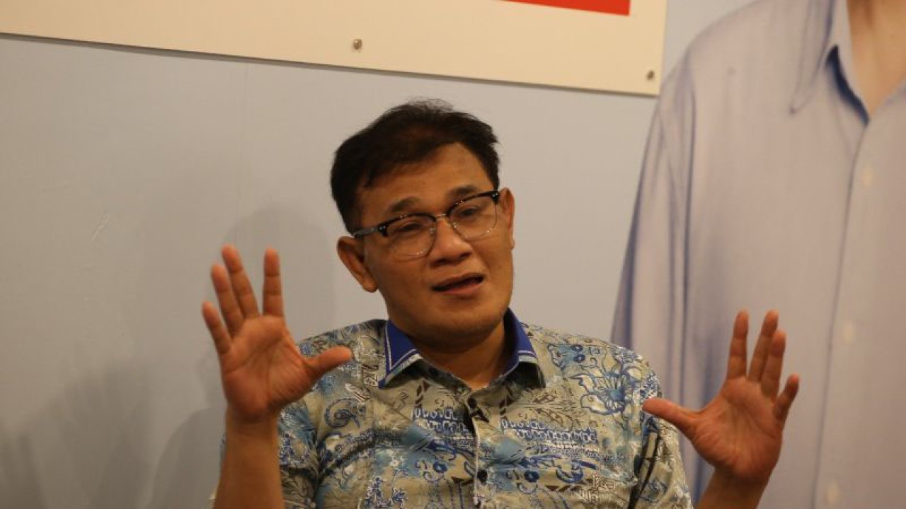 Dewan Pakar Tim Kampanye Nasional (TKN) Prabowo-Gibran Budiman Sudjatmiko wawancara khusus dengan ANTARA di Media Center TKN Prabowo-Gibran di Jakarta, Kamis (28/12/2023). ANTARA/Rivan Awal Lingga.