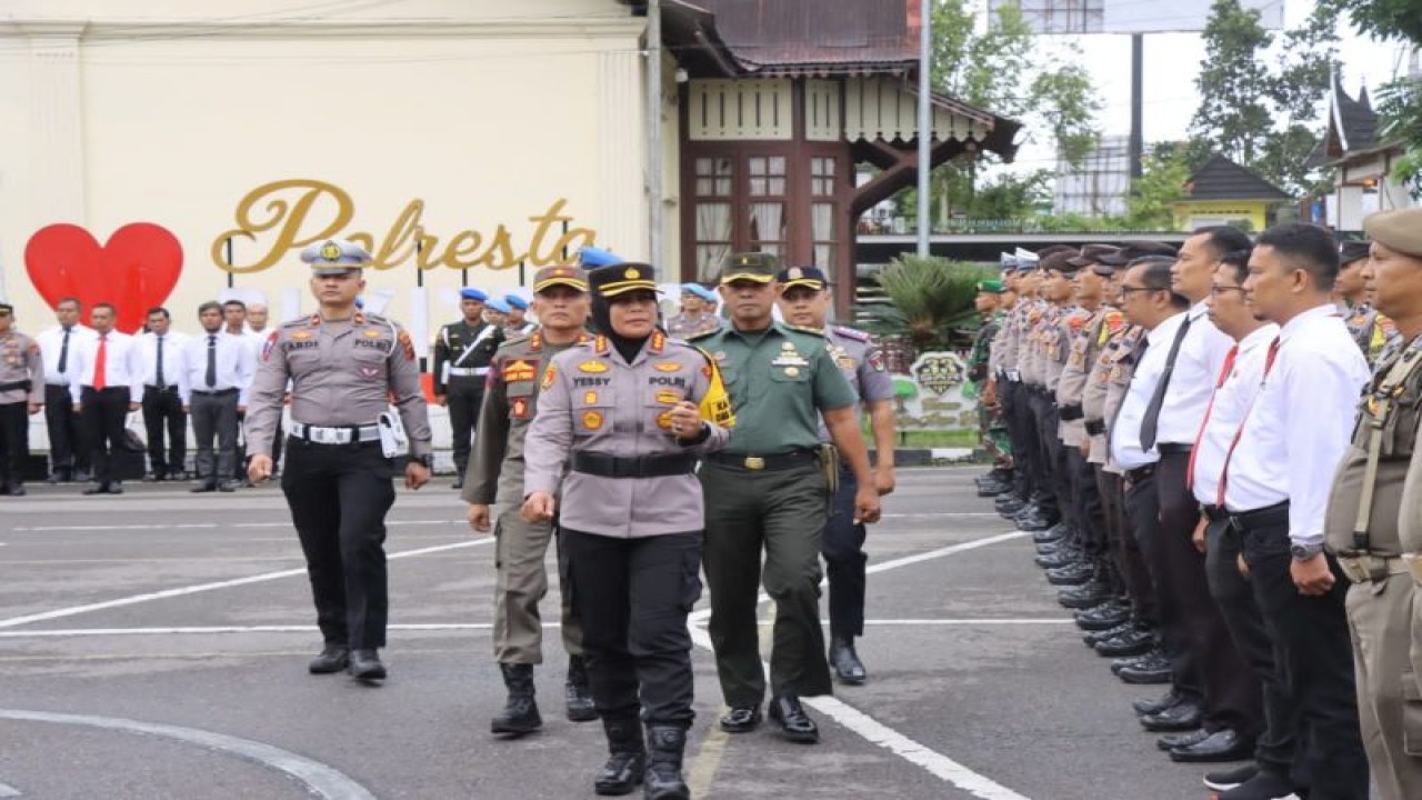 Kapolresta Bukittinggi Kombespol Yessi Kurniati saat memeriksa kesiapan petugas keamanan untuk Operasi Lilin 2023. Sebanyak 400 personel gabungan disiapkan di wilayah hukum Polresta Bukittinggi dalam libur Natal 2023 dan Tahun Baru 2024. Antara/Altas Maulana.