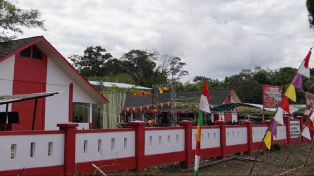 Bupati Kapuas Hulu Fransiskus Diaan meresmikan 10 gedung SDN merah putih, yang dipusatkan di Desa Seneban Kecamatan Seberuang, wilayah Kabupaten Kapuas Hulu, Kalimantan Barat. ANTARA/HO-Prokopim Setda Kapuas Hulu. (Teofilusianto Timotius)