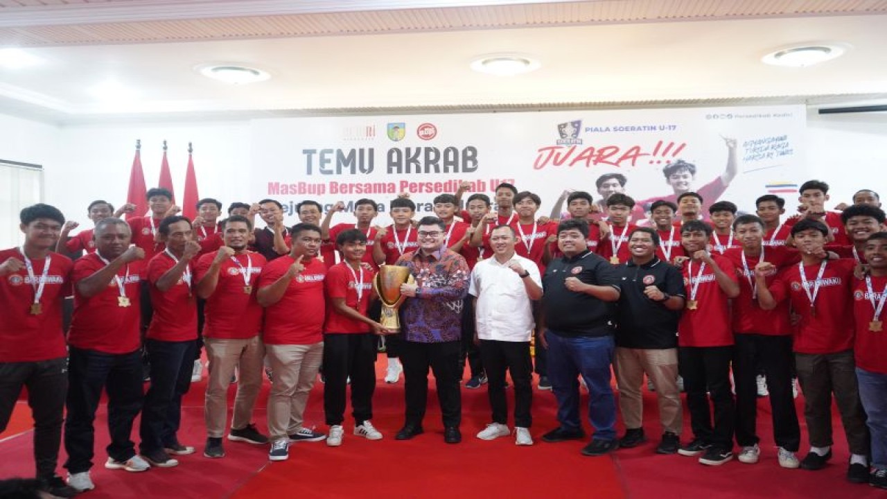 Bupati Kediri Hanindhito Himawan Pramana dengan tim Persedikab U-17 di Kediri, Jawa Timur. ANTARA/ HO-Pemkab Kediri