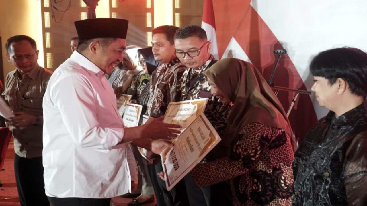 Bupati Magelang Zaenal Arifin memberikan penghargaan kepada wajib pajak. ANTARA/HO - Bagian Prokompim Kabupaten Magelang