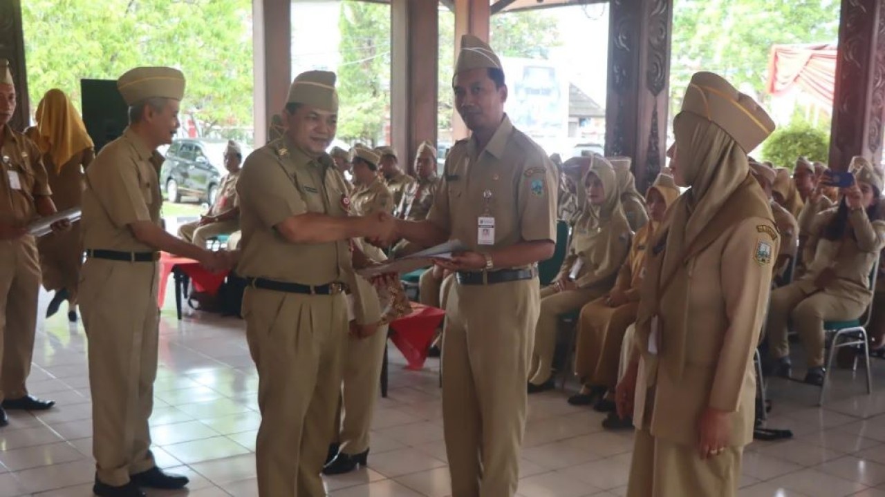 Bupati Semarang Ngesti Nugraha menyerahkan secara simbolis salinan surat keputusan penugasan guru sebagai kepala sekolah, di pendapa rumah dinas Bupati setempat, Senin (4/12/2023). (Istimewa/Diskominfo Kabupaten Semarang)
