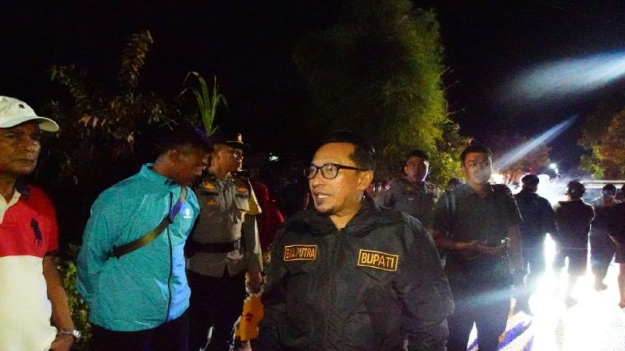 Bupati Tanah Datar, Eka Putra bersama Forkopimda meninjau beberapa titik bencana banjir. (ANTARA/Etri Saputra)