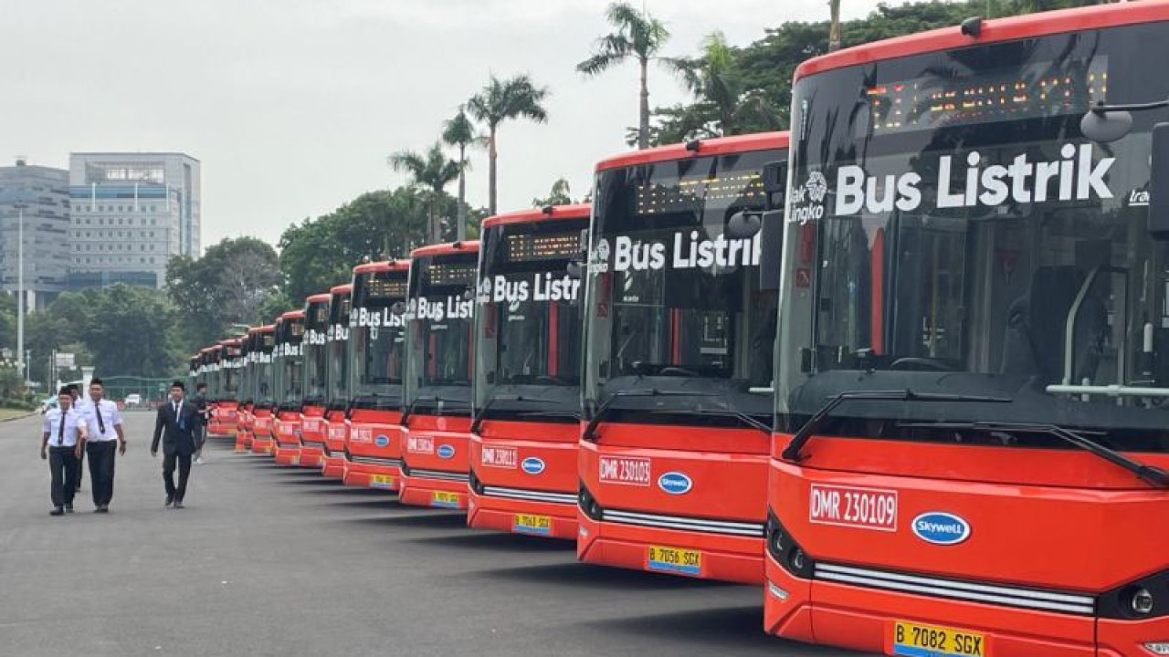 Bus listrik yang diluncurkan oleh Perusahaan Umum (Perum) Damri berkolaborasi dengan PT Transportasi Jakarta (Transjakarta) di Monas, Jakarta Pusat, Jumat (22/12/2023) ANTARA/Lifia Mawaddah Putri.