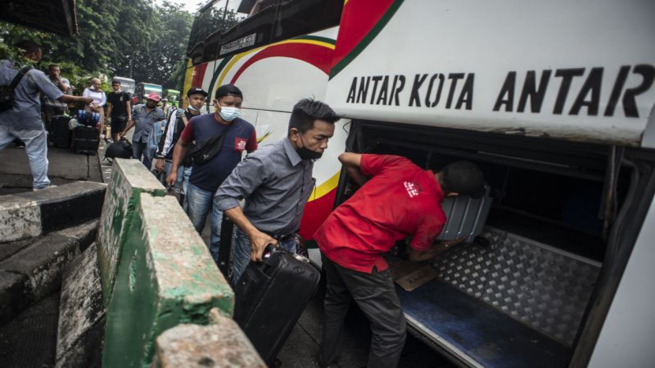 Calon penumpang memasukkan barang bawaan ke dalam bagasi bus di Terminal Bus Antarkota Antarprovinsi (AKAP) Kampung Rambutan, Jakarta, Selasa (21/12/2021). Kementerian Perhubungan menerbitkan SE Kemenhub Nomor 109 Tahun 2021 yang didalamnya mengatur syarat perjalanan darat untuk periode Natal 2021 dan Tahun Baru 2022 bagi pengguna transportasi bus antarkota dan antarprovinsi (AKAP) serta mobil pribadi di antaranya pelaku perjalanan wajib telah divaksin lengkap, hasil negatif rapid test Antigen 1x24 jam, dan wajib menggunakan aplikasi PeduliLindungi selama bepergian. ANTARA FOTO/Aprillio Akbar/rwa.