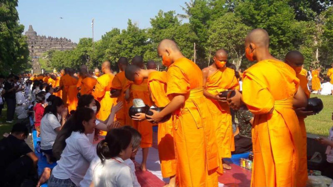 Para samanera malakulan pindapatta di Marga Utama Candi Borobudur, Kabupaten Magelang. ANTARA/Heru Suyitno