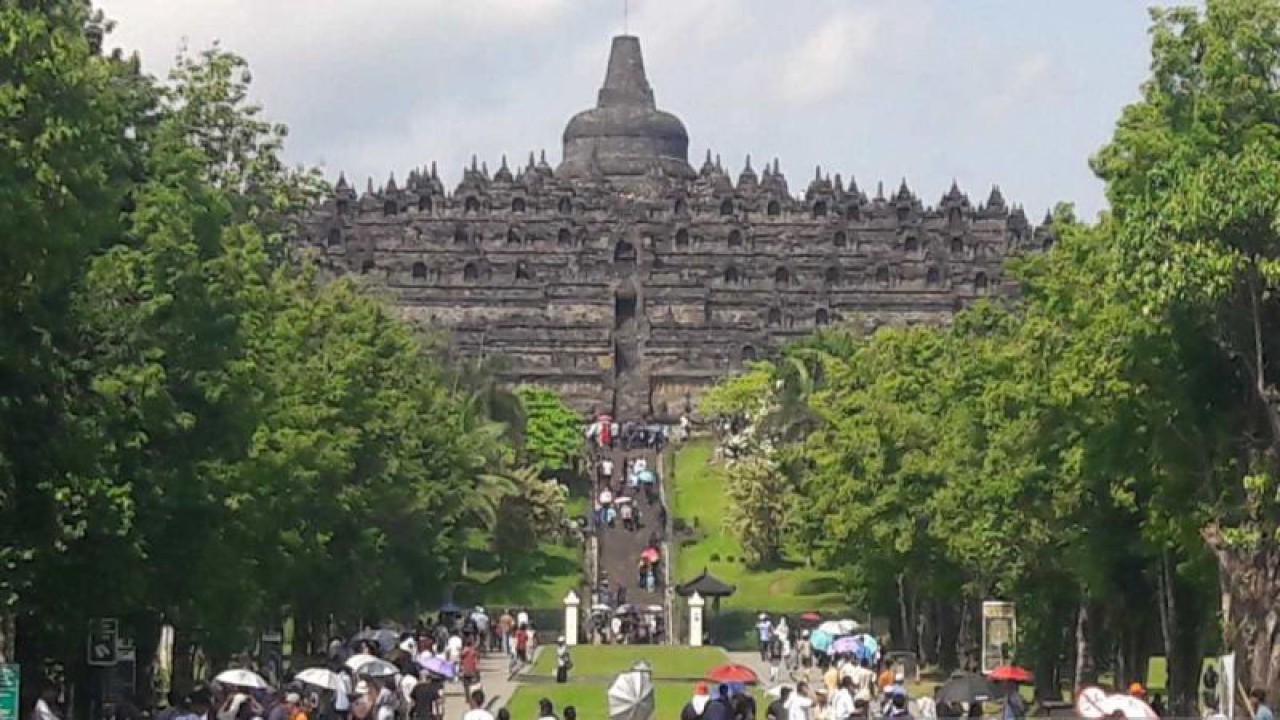 Pengunjung Candi Borobudur meningkat selama libur Natal 2023 dan Tahun Baru 2024. ANTARA/Heru Suyitno