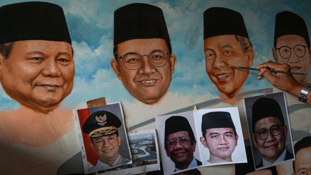 Ilustrasi-Pelukis menyelesaikan lukisannya yang bertema wajah Capres dan Cawapres pada Pilpres 2024 di kawasan Pasar Baru, Sawah Besar, Jakarta, Rabu (6/12/2023). ANTARA FOTO/Rifqi Raihan Firdaus/YU.