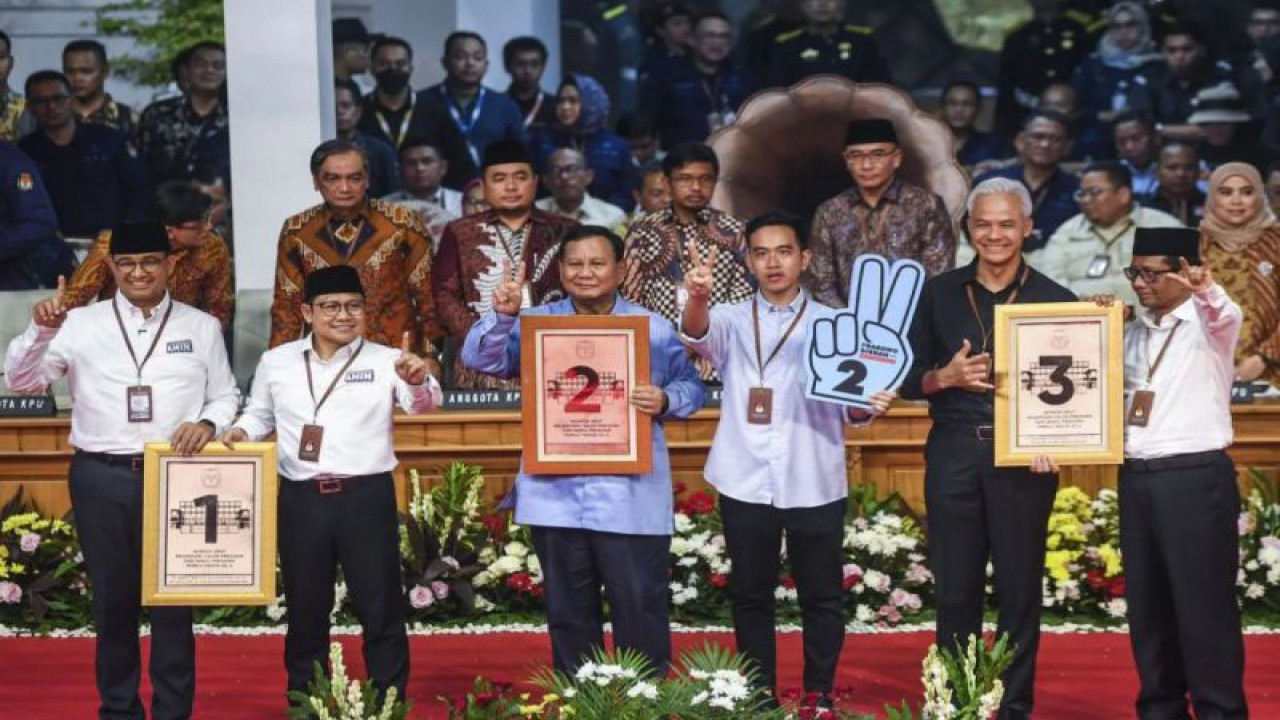 Arsip - Calon presiden dan calon wakil presiden dari Koalisi Perubahan Anies Baswedan (kiri) dan Muhaimin Iskandar (kedua kiri), Capres dan Cawapres dari Koalisi Indonesia Maju Prabowo Subianto (ketiga kiri) dan Gibran Rakabuming Raka (ketiga kanan), serta Capres dan Cawapres Ganjar Pranowo (kedua kanan) dan Mahfud MD (kanan) berfoto bersama dengan menunjukkan nomor hasil undian di Gedung KPU, Jakarta, Selasa (14/11/2023). ANTARA FOTO/Galih Pradipta.