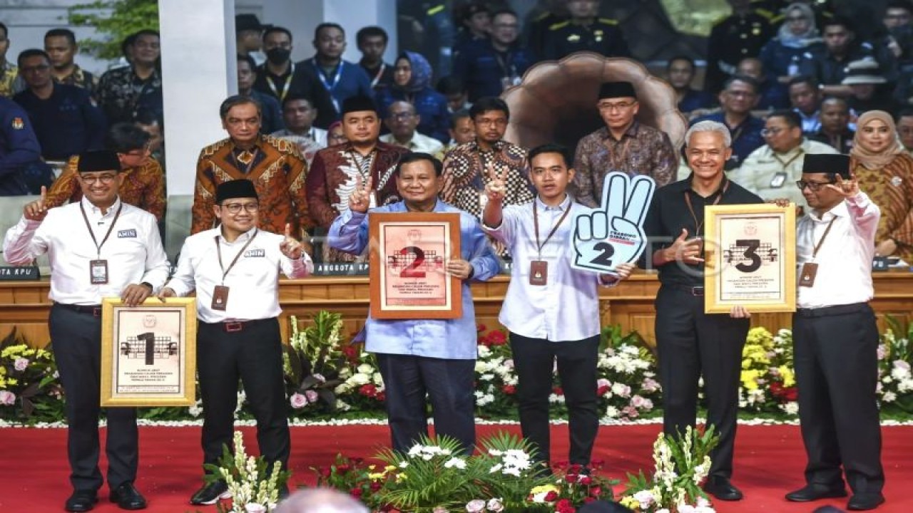 Pasangan calon presiden dan wakil presiden dari Koalisi Perubahan Anies Baswedan (kiri) dan Muhaimin Iskandar (kedua kiri), pasangan calon dari Koalisi Indonesia Maju Prabowo Subianto (ketiga kiri) dan Gibran Rakabuming Raka (ketiga kanan), serta pasangan Ganjar Pranowo (kedua kanan) dan Mahfud Md. (kanan) berfoto bersama dengan menunjukkan nomor hasil undian pada Rapat Pleno Terbuka Pengundian dan Penetapan Nomor Urut Pasangan Calon Presiden dan Wakil Presiden Pemilu Tahun 2024 di Gedung KPU, Jakarta, Selasa (14/11/2023). ANTARA FOTO/Galih Pradipta/aww.