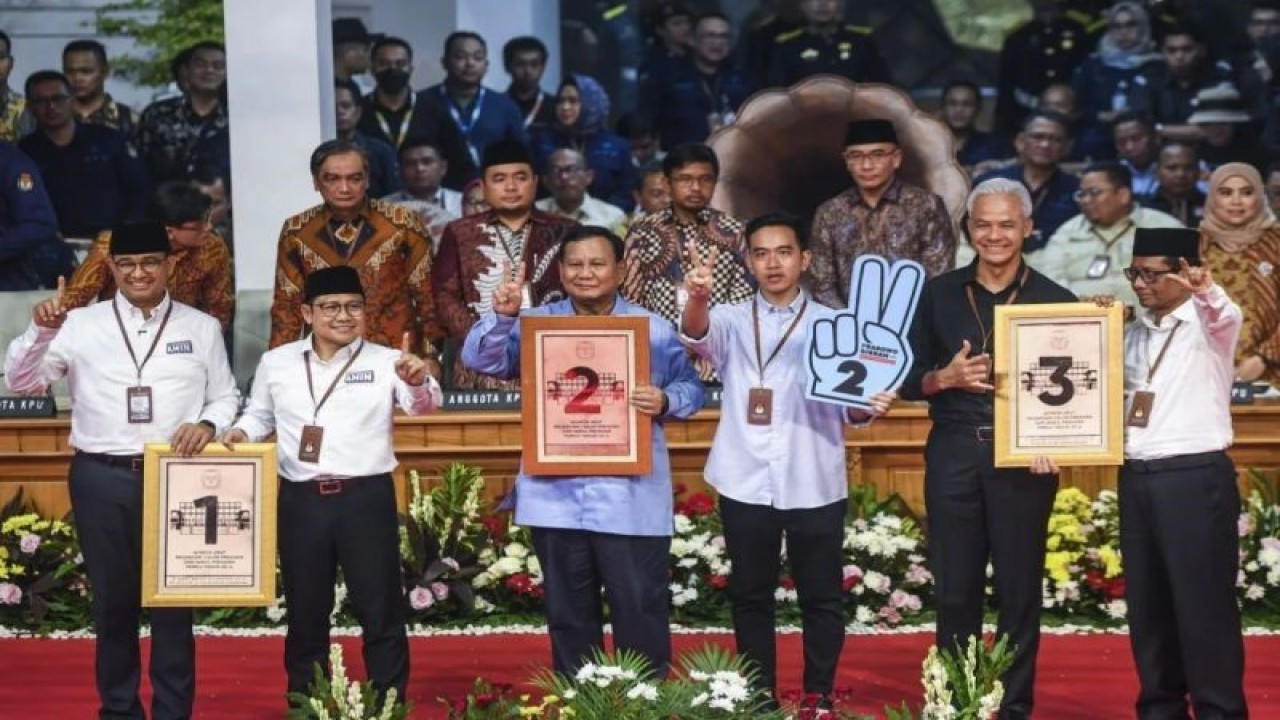 Arsip foto - Calon presiden dan calon wakil presiden dari Koalisi Perubahan Anies Baswedan (kiri) dan Muhaimin Iskandar (kedua kiri), Capres dan Cawapres dari Koalisi Indonesia Maju Prabowo Subianto (ketiga kiri) dan Gibran Rakabuming Raka (ketiga kanan), serta Capres dan Cawapres Ganjar Pranowo (kedua kanan) dan Mahfud MD (kanan) berfoto bersama dengan menunjukkan nomor hasil undian pada Rapat Pleno Terbuka Pengundian dan Penetapan Nomor Urut Pasangan Capres dan Cawapres Pemilu Tahun 2024 di Gedung KPU, Jakarta, Selasa (14/11/2023). (ANTARA FOTO/Galih Pradipta/aww.)