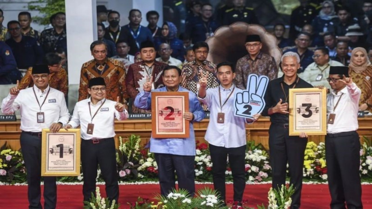 Arsip foto - Calon presiden dan calon wakil presiden dari Koalisi Perubahan Anies Baswedan (kiri) dan Muhaimin Iskandar (kedua kiri), Capres dan Cawapres dari Koalisi Indonesia Maju Prabowo Subianto (ketiga kiri) dan Gibran Rakabuming Raka (ketiga kanan), serta Capres dan Cawapres Ganjar Pranowo (kedua kanan) dan Mahfud MD (kanan) berfoto bersama dengan menunjukkan nomor hasil undian pada Rapat Pleno Terbuka Pengundian dan Penetapan Nomor Urut Pasangan Capres dan Cawapres Pemilu Tahun 2024 di Gedung KPU, Jakarta, Selasa (14/11/2023). (ANTARA FOTO/Galih Pradipta/aww.)