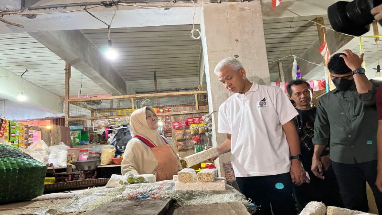 Capres nomor urut 3 Ganjar Pranowo di Pasar Induk Wonosobo, Jawa Tengah, Senin (18/12/2023). (ANTARA/Narda Margaretha Sinambela)