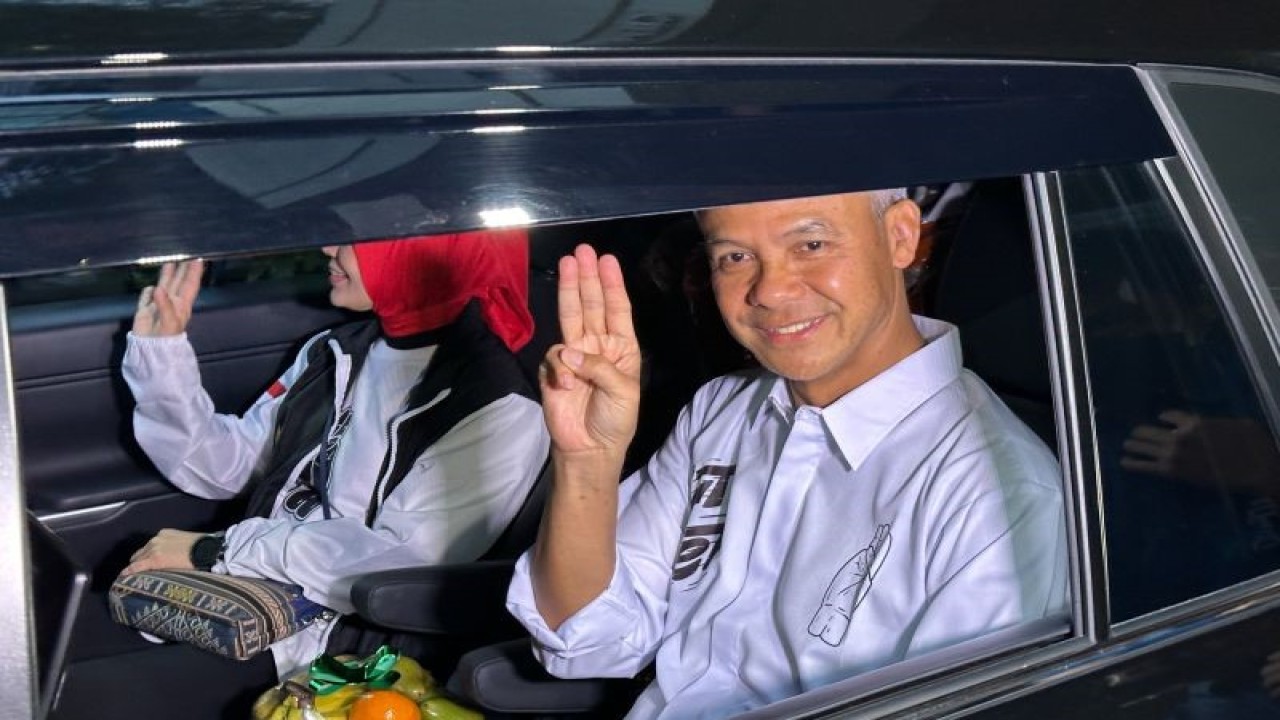 Capres nomor urut 3, Ganjar Pranowo, menuju lokasi debat perdana dari Gedung High End, Jakarta, Selasa (12/12/2023). ANTARA/Rio Feisal