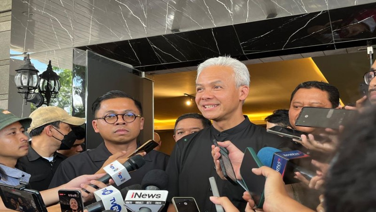 Capres RI Ganjar Pranowo usai mengunjungi pabrik rokok di Bantul, Yogyakarta, Selasa (19/12/2023). (ANTARA/Narda Margaretha Sinambela)