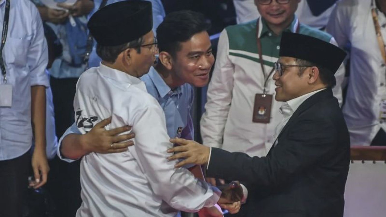 Cawapres nomor urut 1 Muhaimin Iskandar (kanan) berbincang dengan cawapres nomor urut 2 Gibran Rakabuming Raka (tengah) dan cawapres nomor urut 3 Mahfud MD (kiri) dalam debat perdana capres Pemilu 2024 di Gedung KPU RI, Jakarta, Selasa (12/12/2023). (ANTARA FOTO/Galih Pradipta/aww)