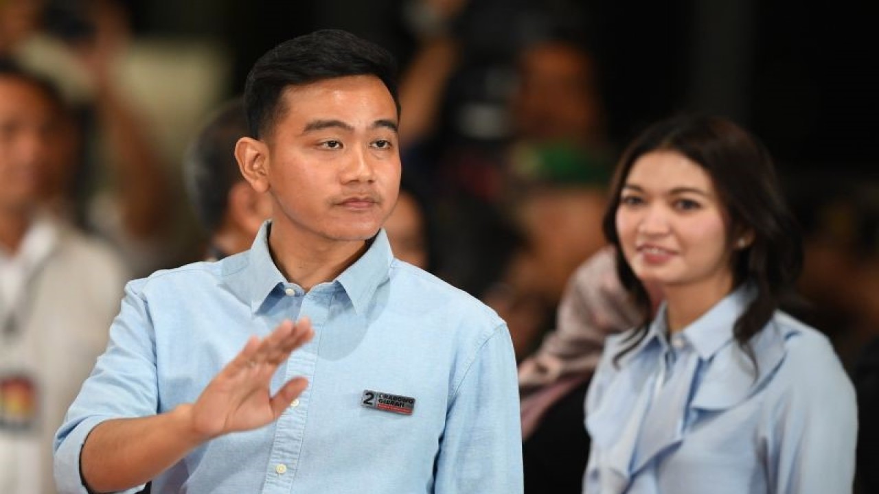 Calon wakil presiden nomor urut 2 Gibran Rakabuming Raka didampingi istri tiba untuk mengikuti debat kedua cawarpres Pemilu 2024 di Jakarta Convention Center, Jakarta, Jumat (22/12/2023). ANTARA FOTO/Muhammad Adimaja/rwa