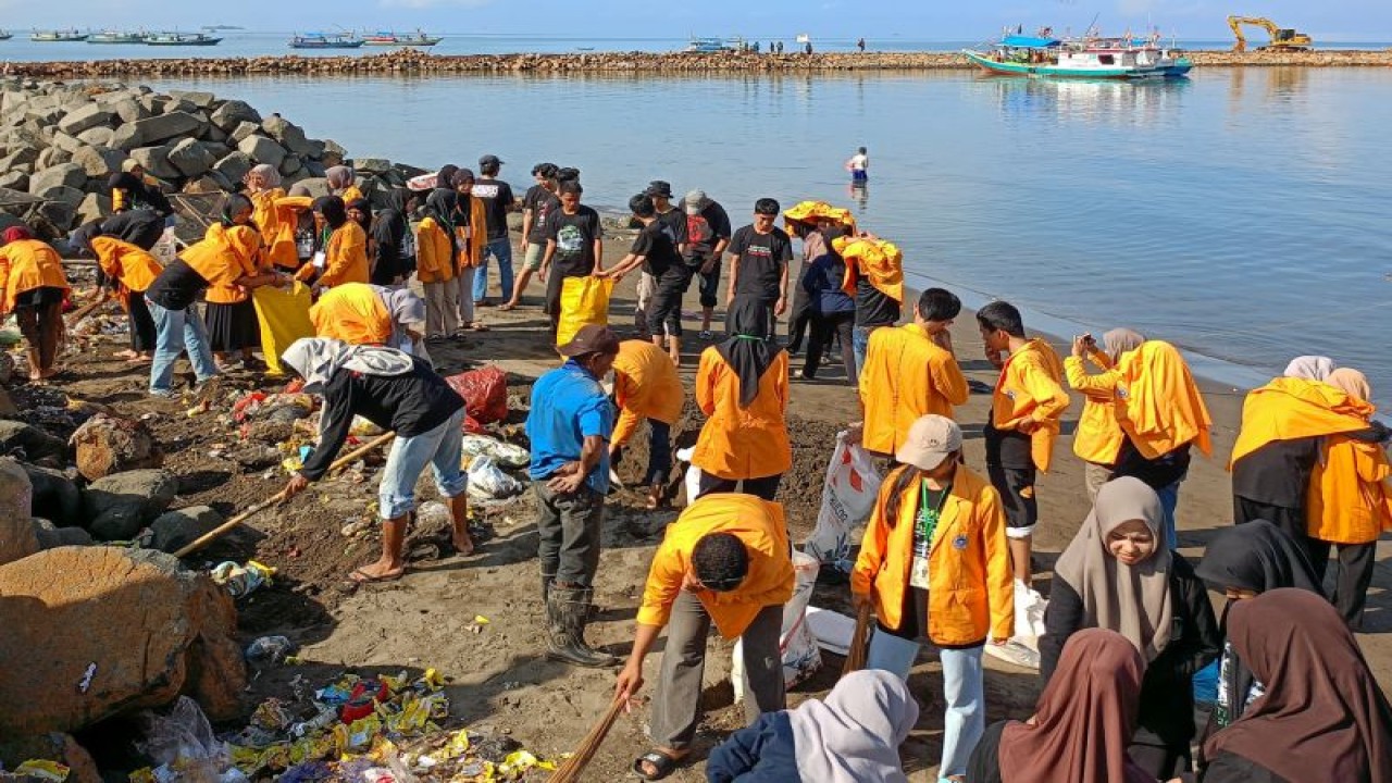 Puluhan mahasiswa tergabung dalam Himpunan Program Studi Pendidikan Teknologi Pertanian Fakultas Teknik Universitas Negeri Makassar (UNM) membersihkan sampah di Pantai Galesong, Kabupaten Takalar, Sulawesi Selatan. ANTARA/HO-Dokumentasi HMPS PTP FT UNM.