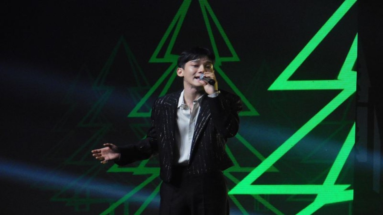 Chen EXO saat tampil dalam acara "Pre-Christmas K-Pop Concert" di Jakarta pada Sabtu (2/12/2023) malam. (ANTARA/Lia Wanadriani Santosa)