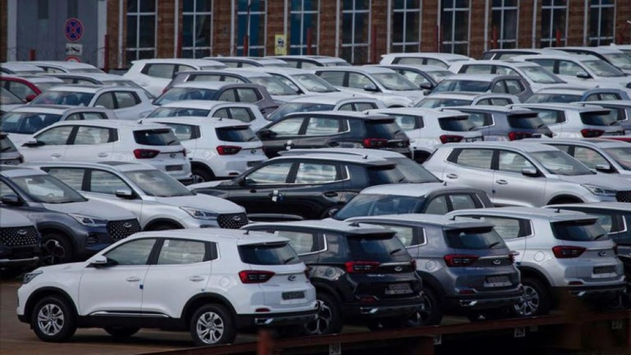 Pemandangan menunjukkan mobil baru yang diproduksi oleh pabrikan mobil China Chery, di tempat parkir pabrik Sollers di Vladivostok, Rusia, 15 Oktober 2023. (Dok/Tatiana Meel/Reuters)