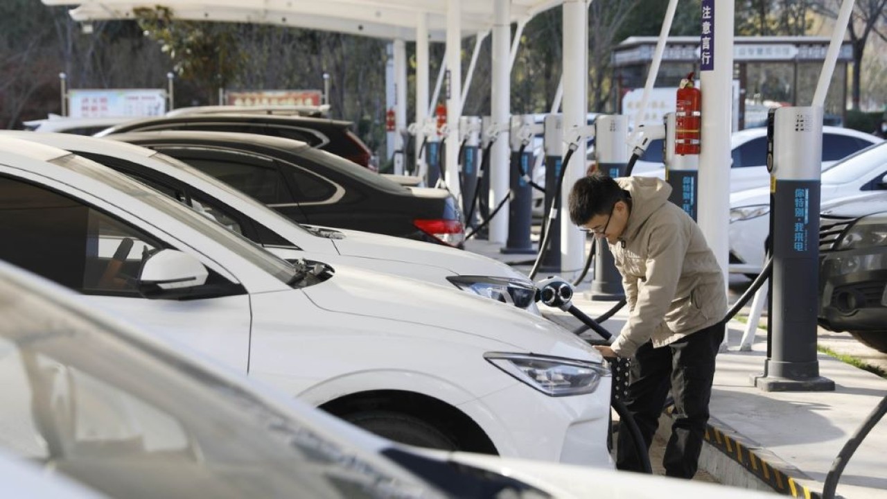 Ilustrasi. Kendaraan listrik sedang melakukan pengisian daya. (China Daily)